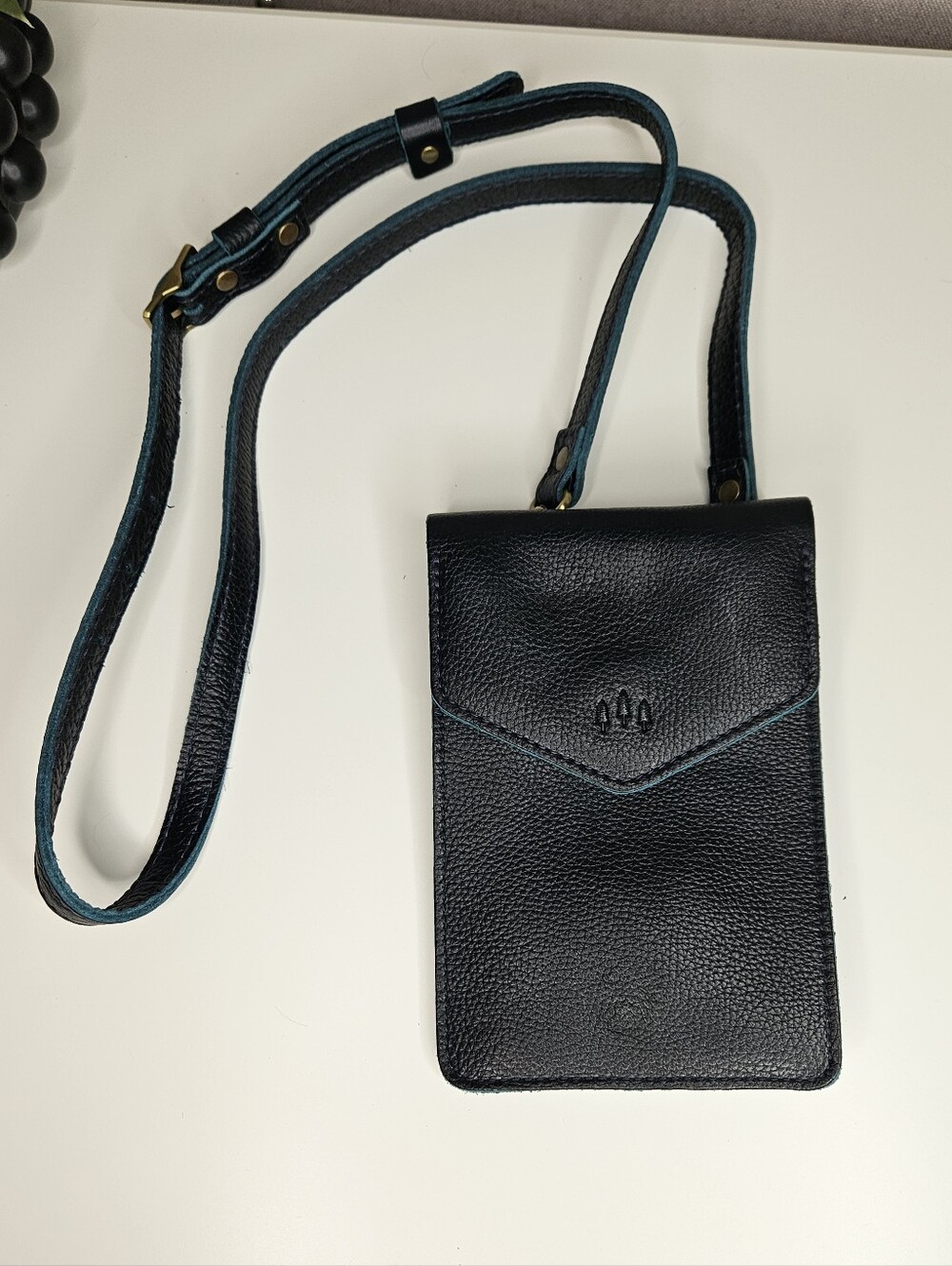 Portland Leather Goods Parker Phone Bag Boreal - Picture 2 of 15